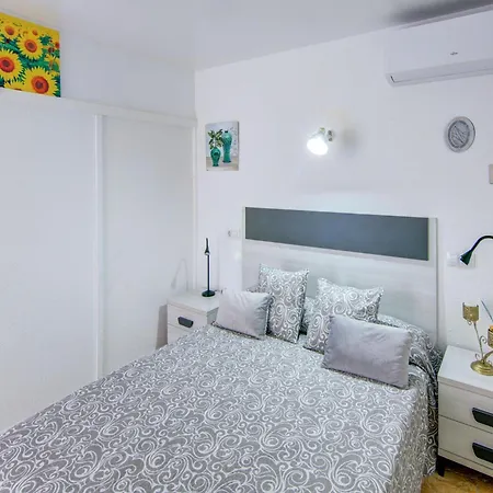 Elegant Apartment With Terrace, Cleaning Included Apartman Lloret de Mar